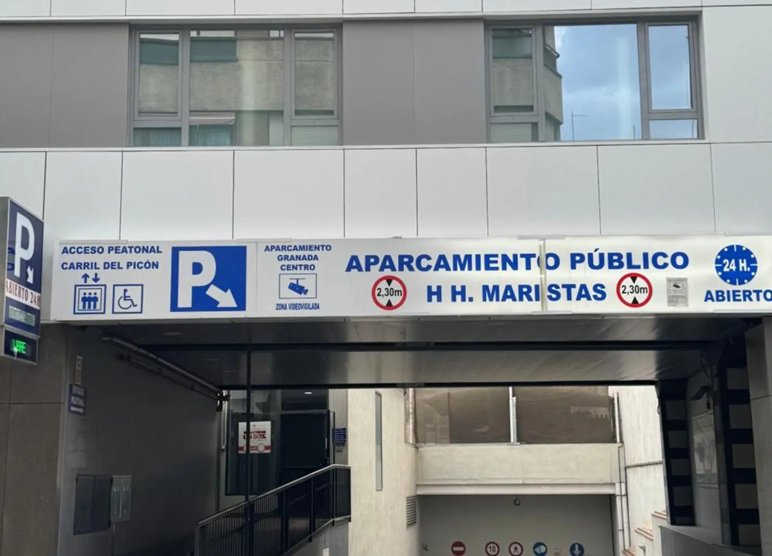 Recien Reformado Y Parking Vigilado Gratis Pleno Centro Granada Picon Center Apartman